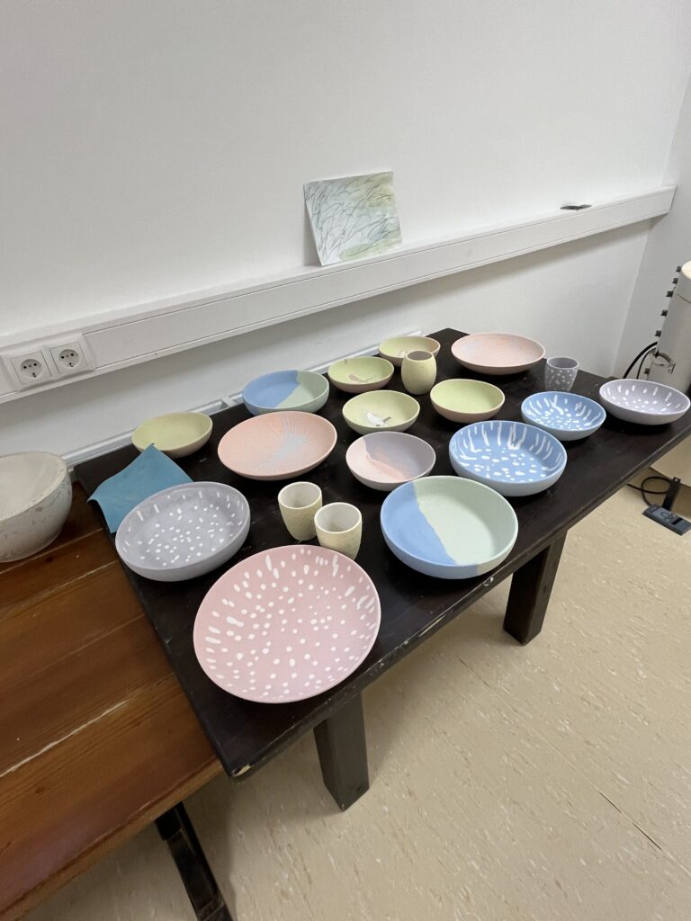 Tisch mit selbst bemaltem Keramikgeschirr.